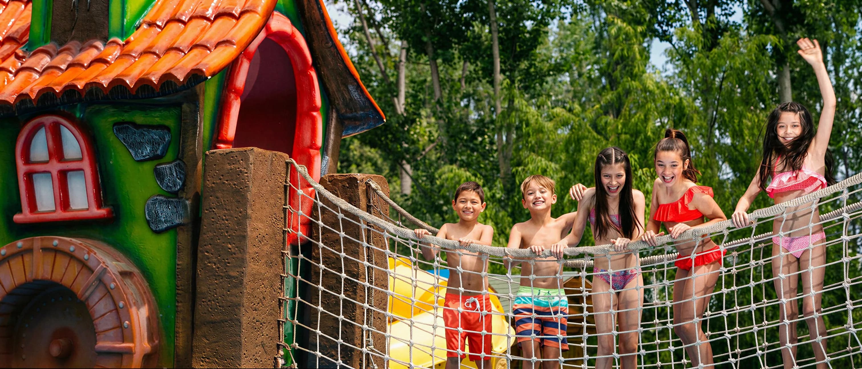 Paseo de curso en Parque Oasis — niños y jóvenes disfrutando los toboganes