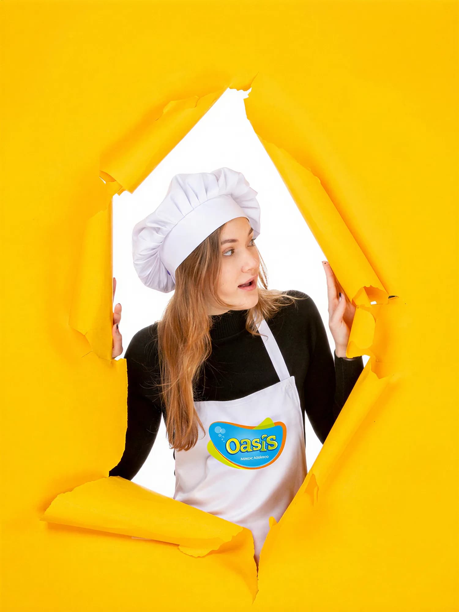Cocinera del Restaurant de Parque Oasis asomándose por papel rasgado amarillo